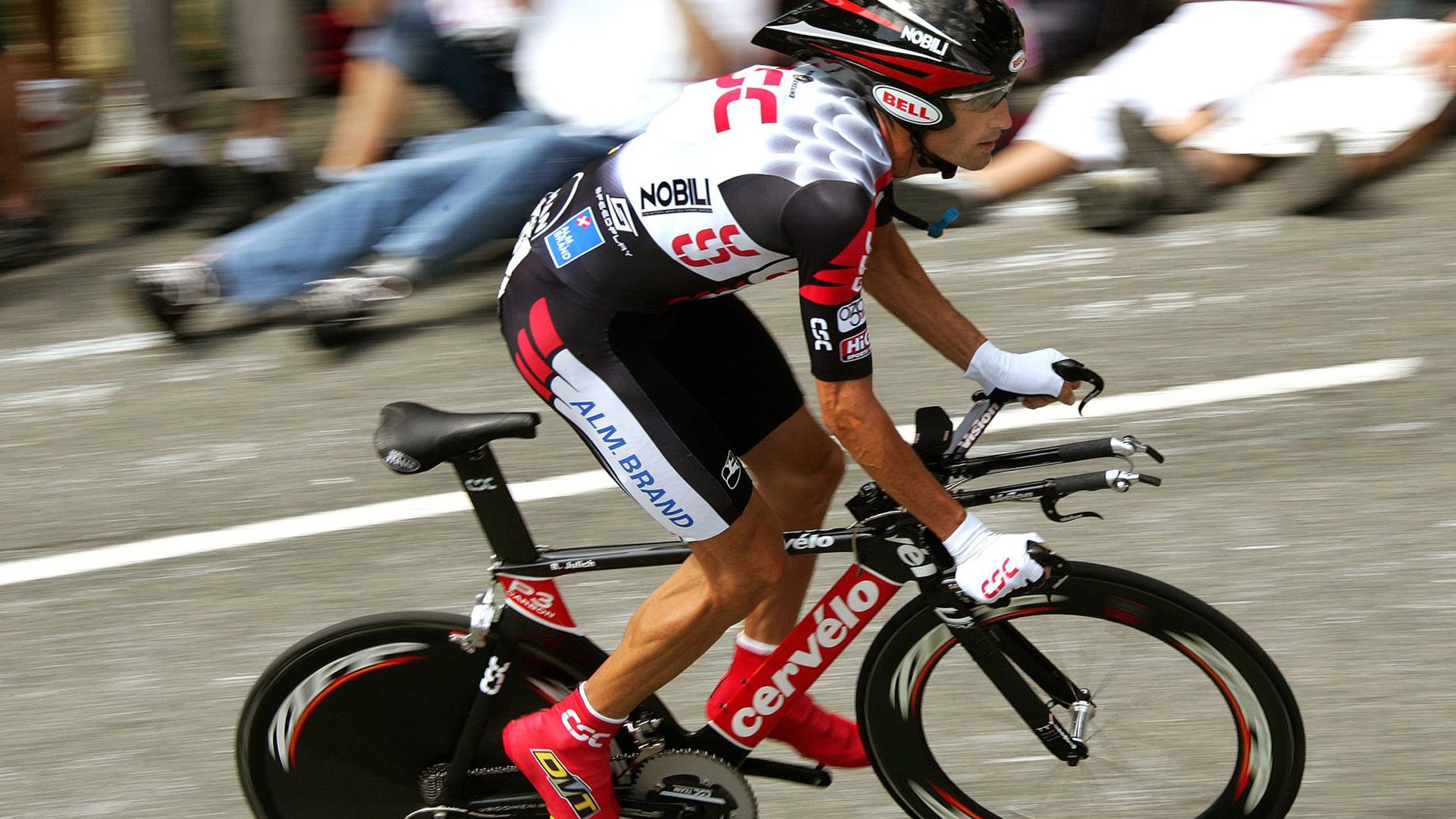 是否应推动球队历史人物入驻名人广场，球员进入名人堂代表什么